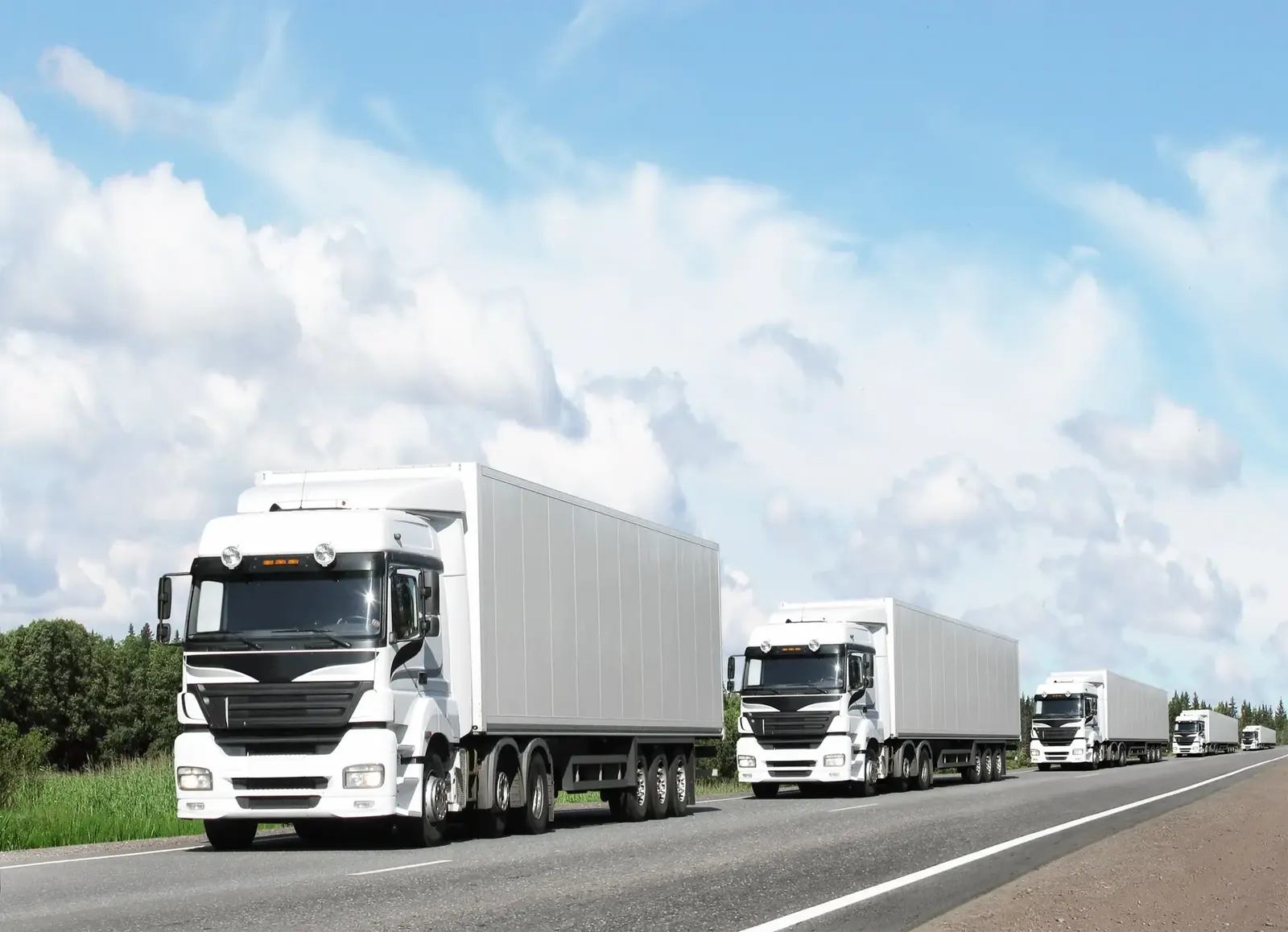 Lkw-Kolonne auf der Landstraße beim Fernumzug