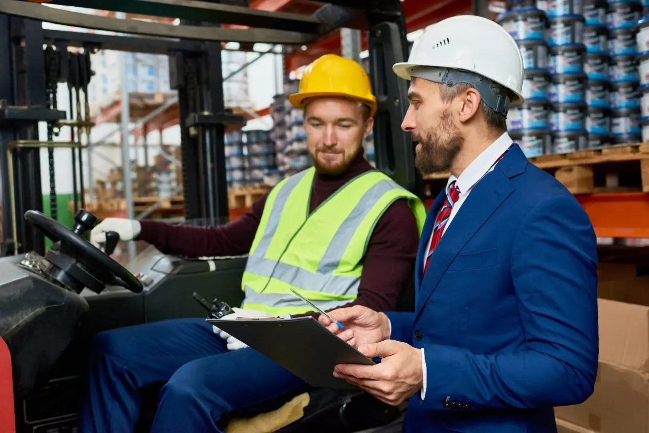 Transportplanung im Lager mit Lagerleiter und Mitarbeiter