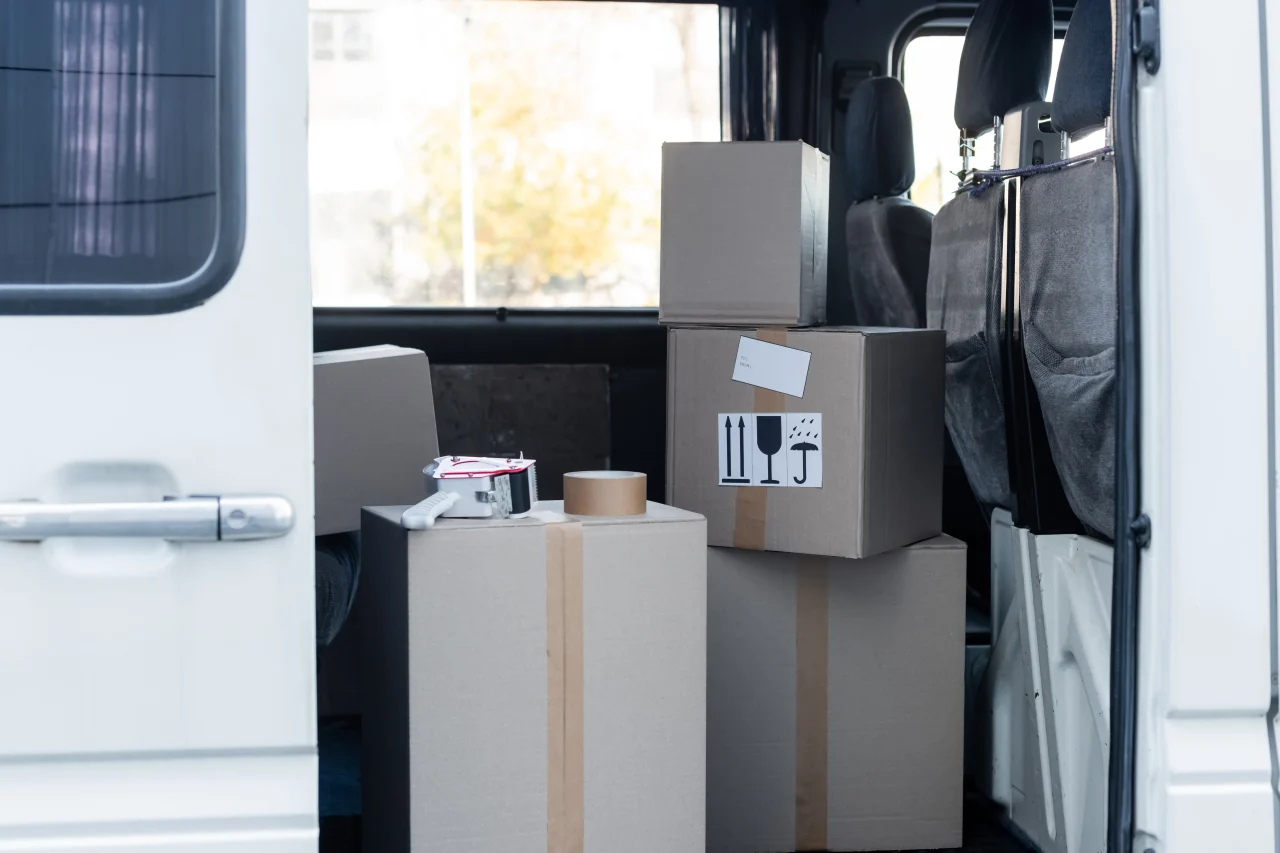 Umzugskartons sicher im Transporter verstaut
