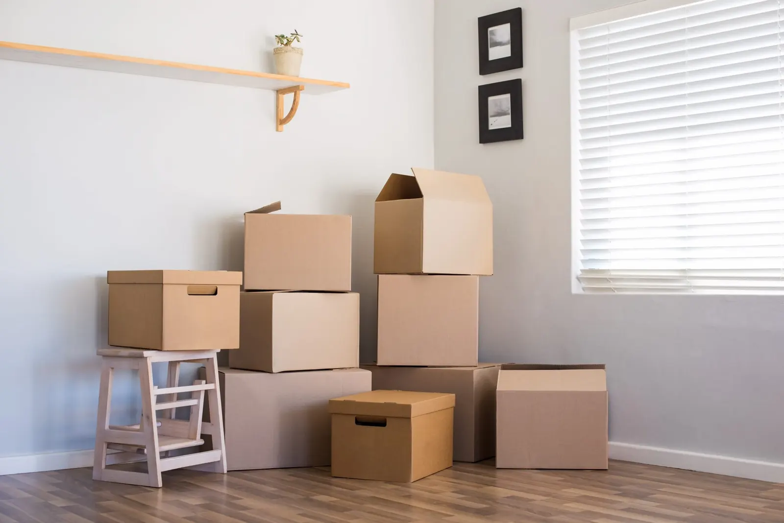 Umzugskartons im Wohnzimmer einer neuen Wohnung