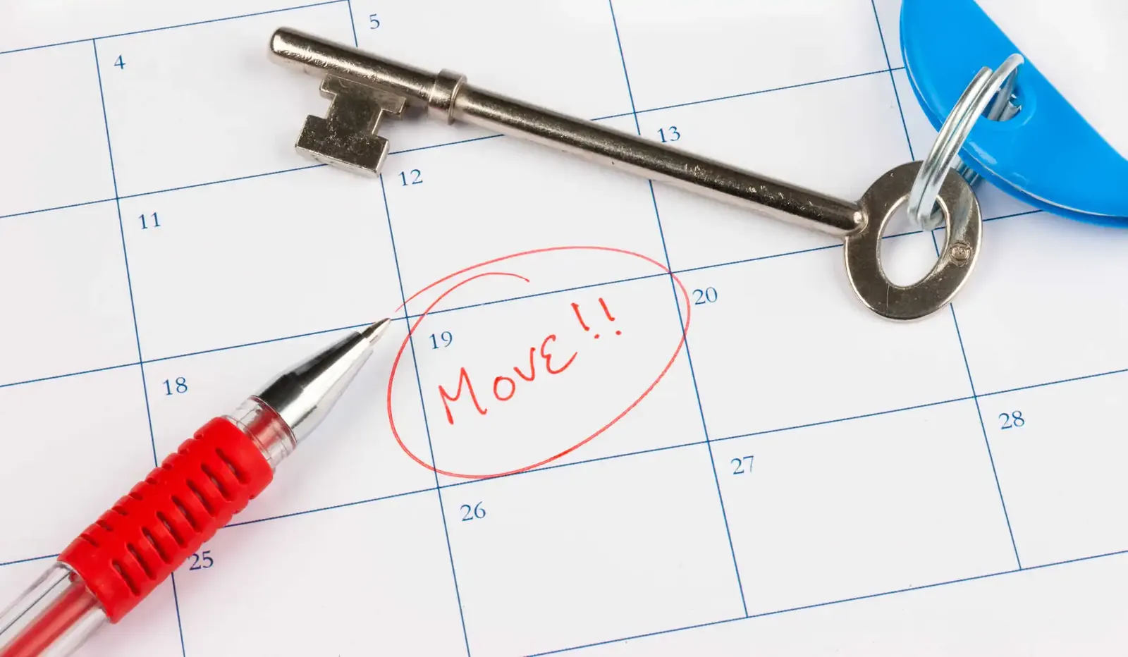 Kalender mit markiertem Umzugstermin und Wohnungsschlüssel